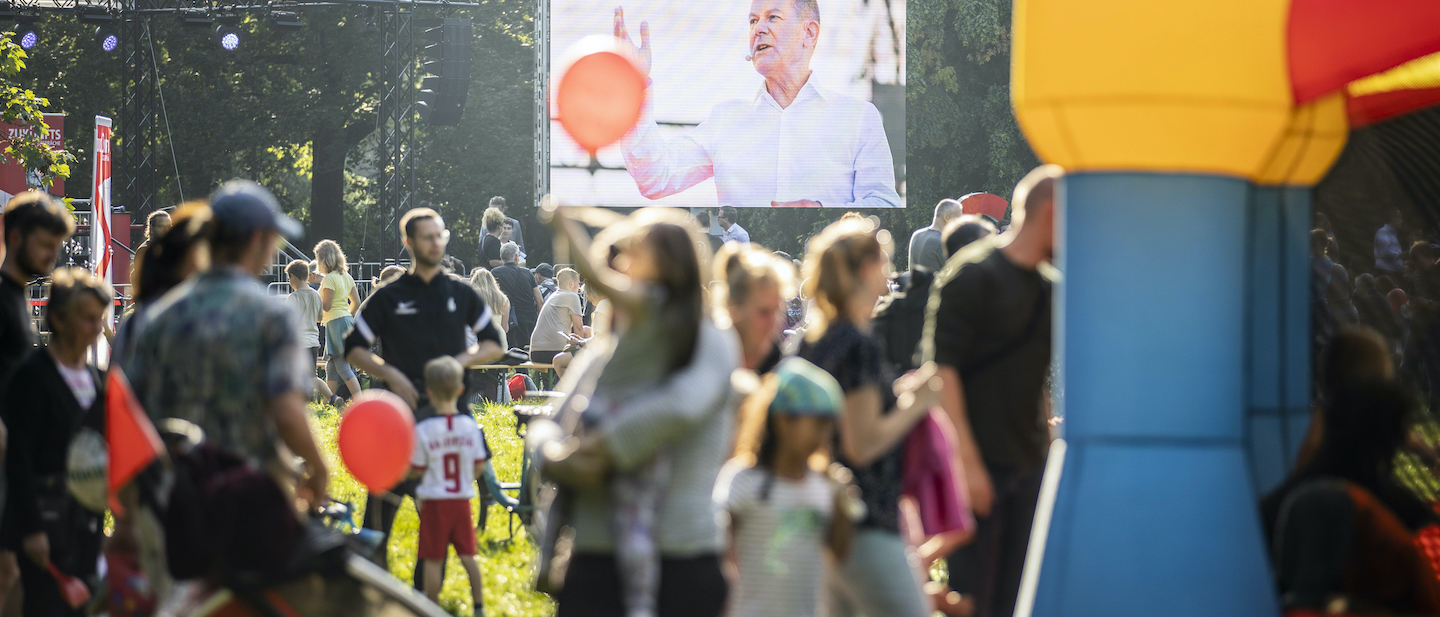 Foto: Junge Familien besuchen das Sommerfest der SPD Leipzig