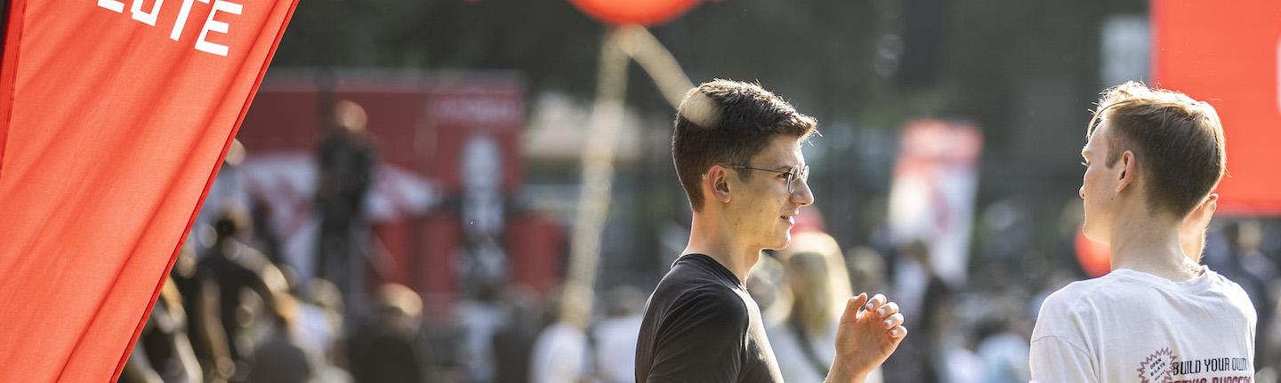 Foto: Junge Leute im Gespräch beim SPD-Sommerfest