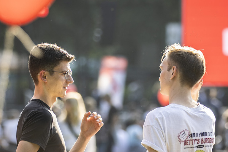 Foto: Junge Leute im Gespräch beim SPD-Sommerfest