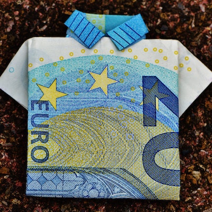 Foto: 20-Euro-Schein zu einem Hemd gefaltet liegt auf Boden