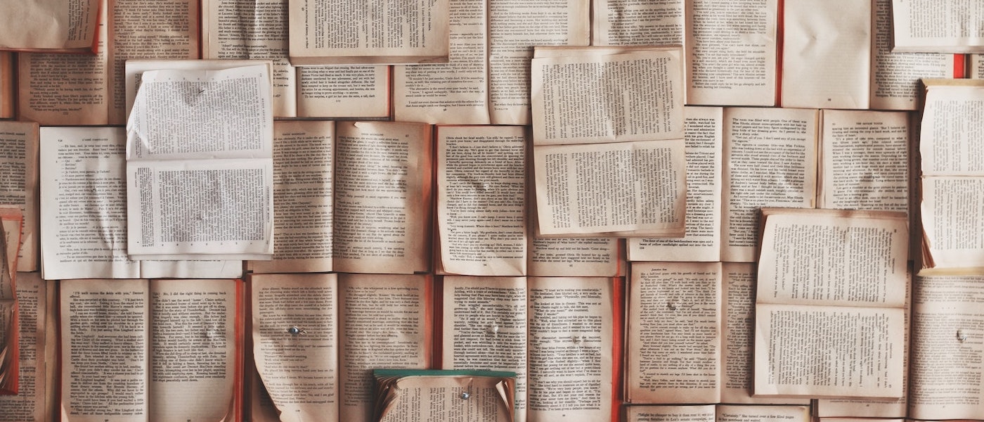 Foto: Zahlreiche Bücher liegen aufgeschlagen nebeneinander